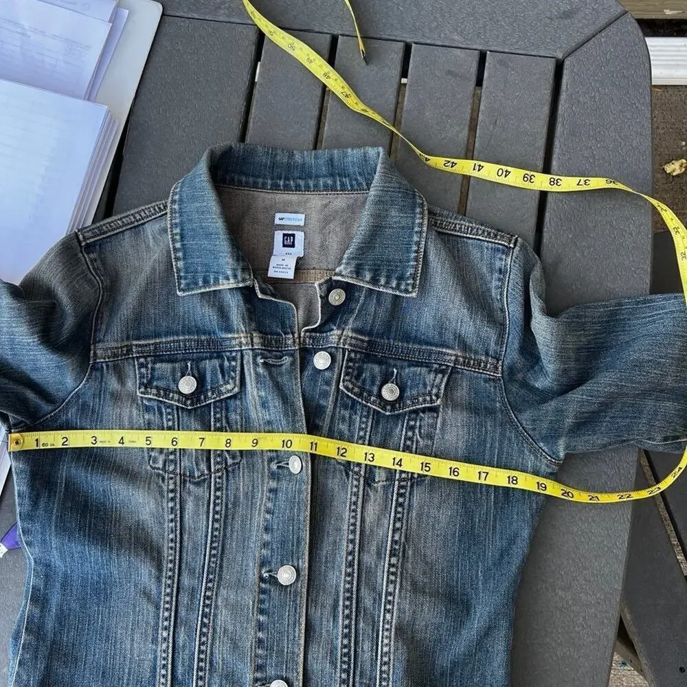 Gap -Gapstretch, Women’s size M, Denim Truckers Jacket, Medium -Light Wash.
